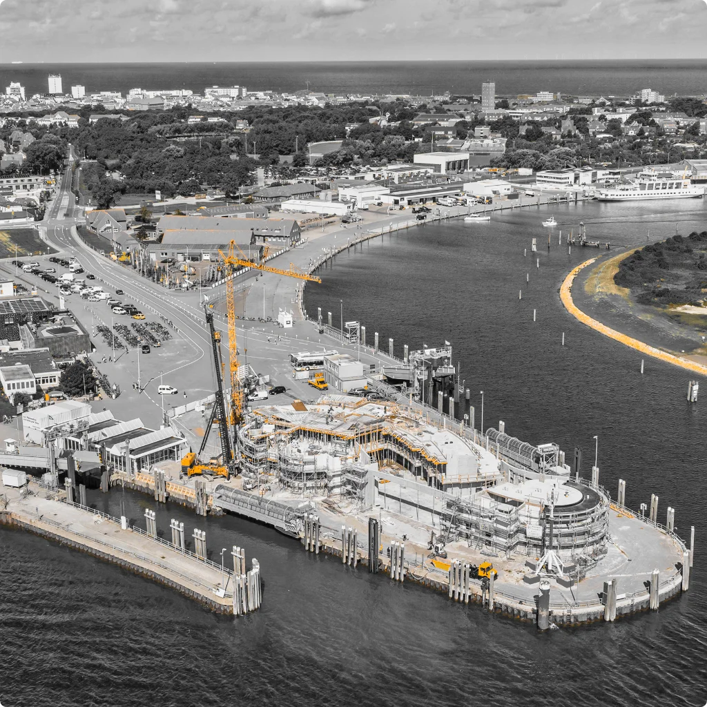 Luftaufnahme der Baustelle Norderney Fähranleger. Schwarz-Weiß