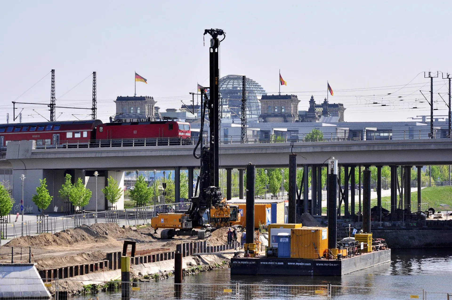 Baustelle im Humboldthafen Berlin mit Reichstagsgebäude im Hintergrund
