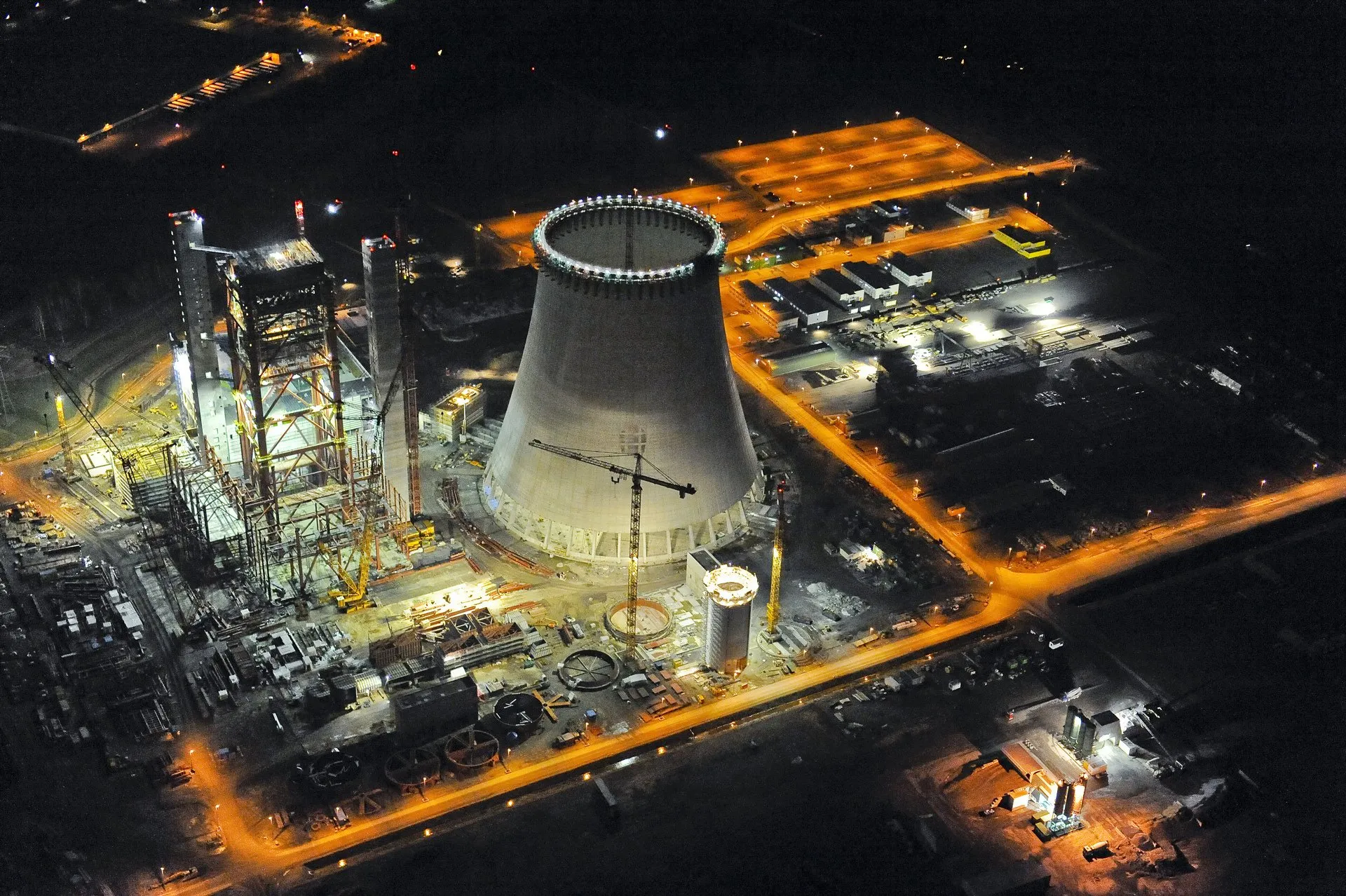ein Luftaufnahme einer Baustelle eines Kernkraftwerkes bei Nacht